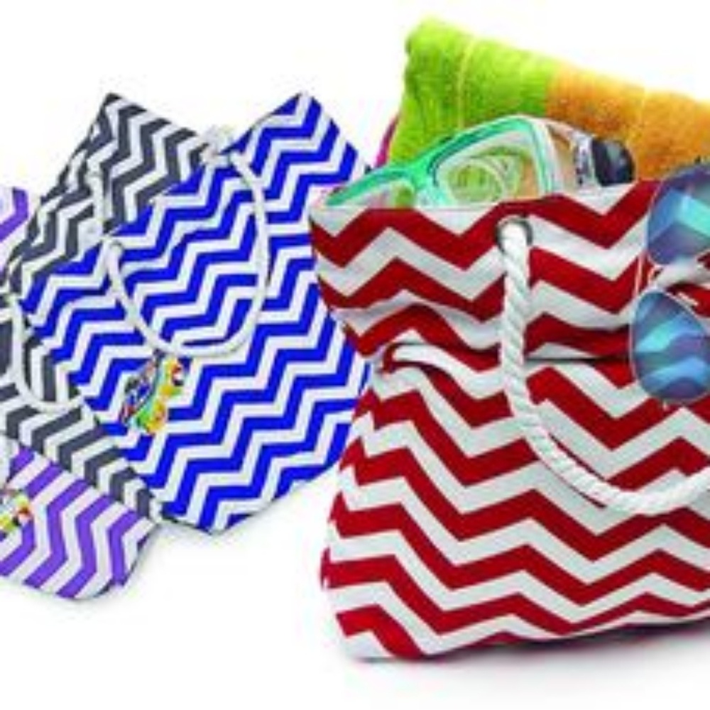Beach tote bag with large inner zipper pocket and